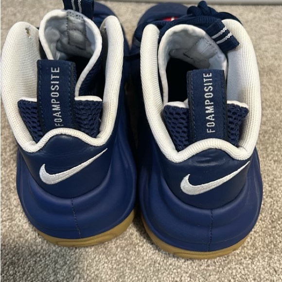 Nike Foamposite Men Sneaker - Picture 2 of 4